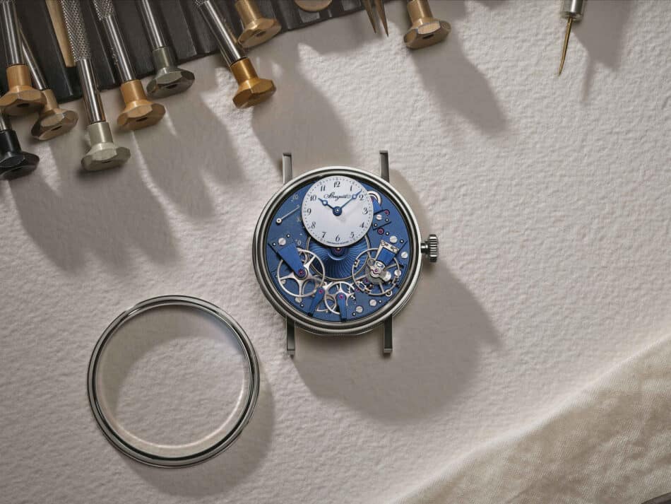 Breguet Tradition 7037 Watches World Por primera vez su movimiento luce un acabado íntegramente azul