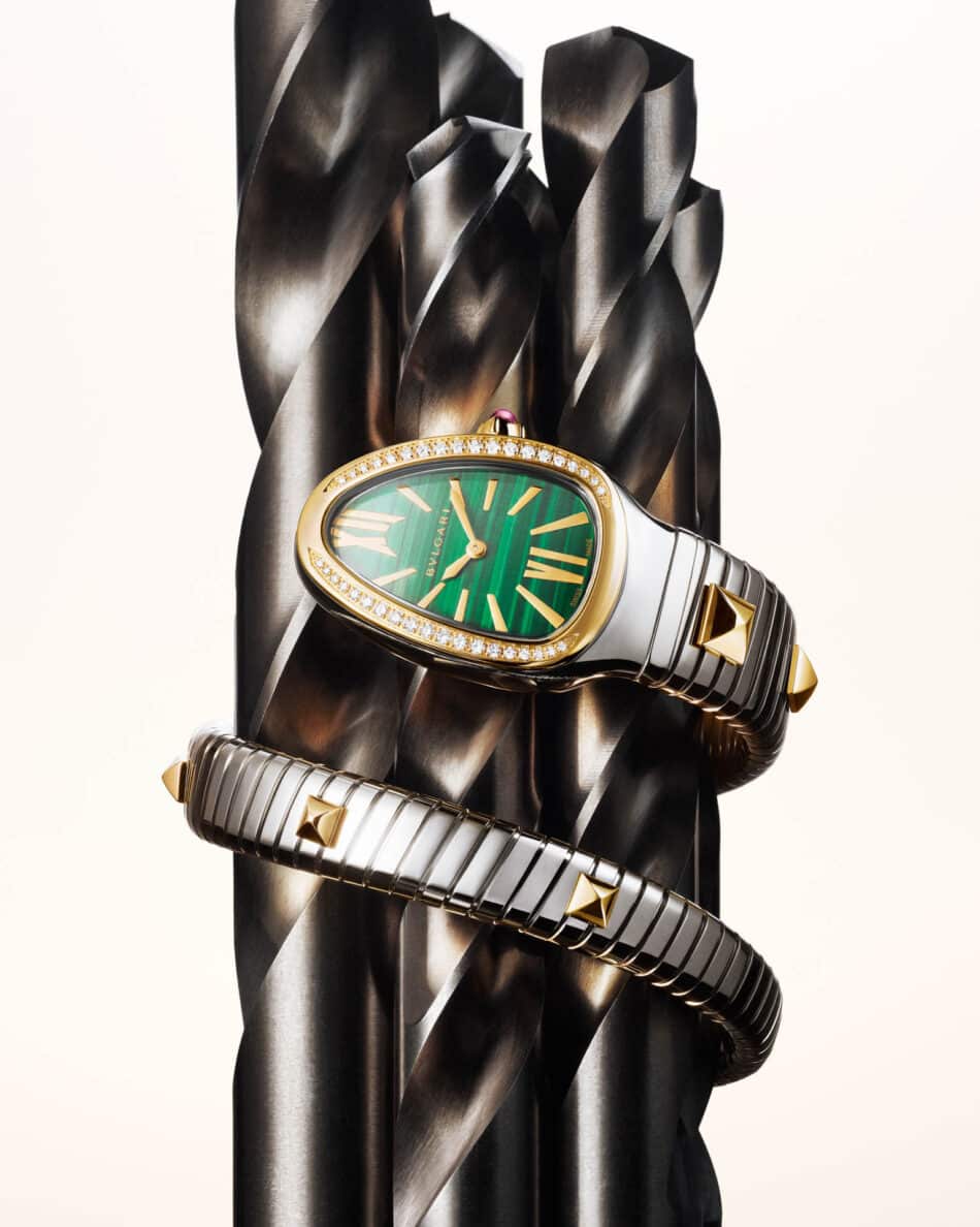Serpenti Tubogas Studs Watches World Reloj de pulsera Bulgari de oro y plata con esfera verde y bisel de diamantes que rodea unas brocas metálicas de color oscuro