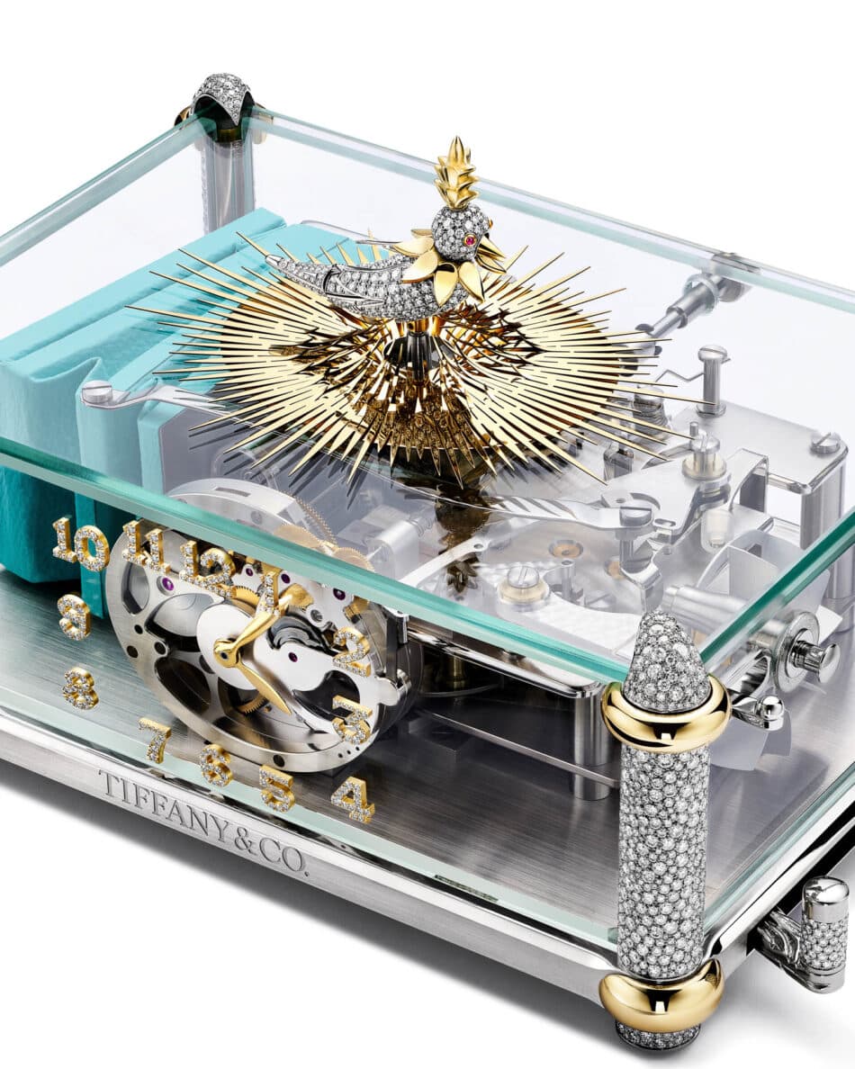 Tiffany Co presenta Singing Bird on a Clock una obra maestra mecánica Watches World Reloj de mesa Tiffany con pájaro mecánico y detalles en oro amarillo