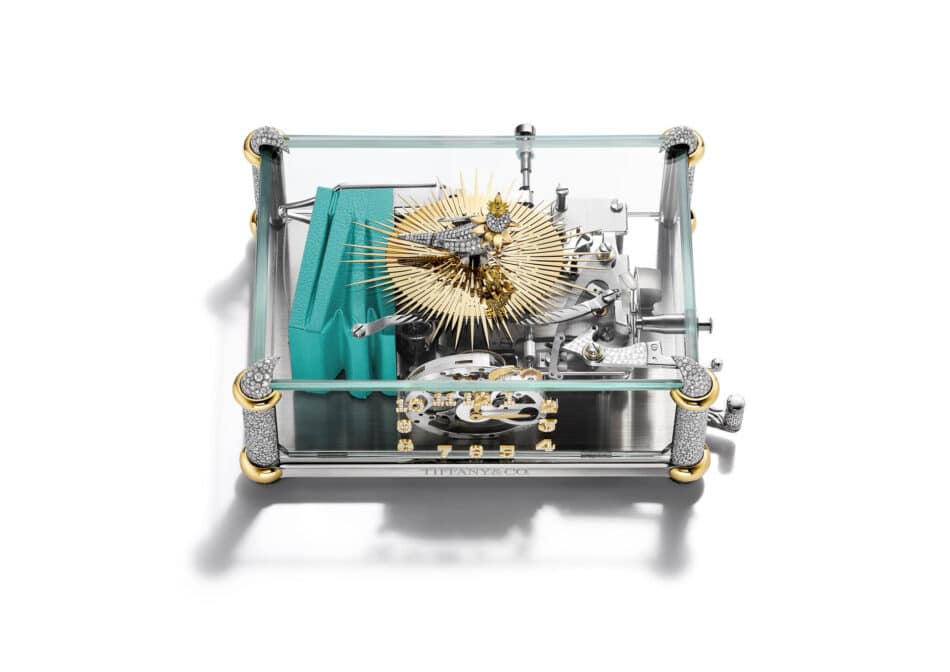 Tiffany Co presenta Singing Bird on a Clock una obra maestra mecánica Watches World Reloj de mesa Tiffany con pájaro mecánico y detalles en oro amarillo