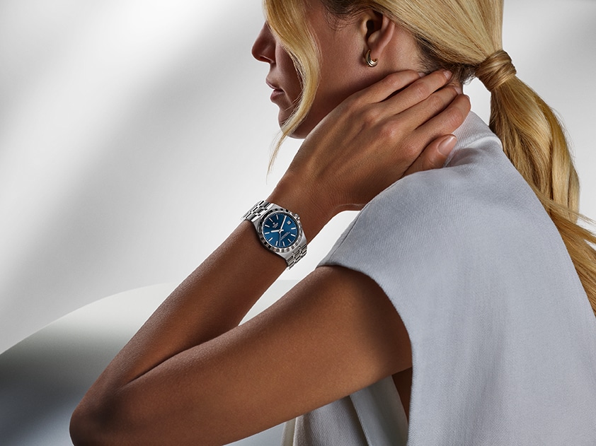 Tudor Royal 2026 equilibrio perfecto entre elegancia y funcionalidad Watches World Reloj Tudor Royal con carátula azul en la muñeca de una mujer