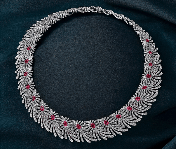 Tiffany Blue Book 2026 Hidden Garden Palm Watches World Lujoso collar de diamantes con rubíes rojos sobre un fondo de tela oscura