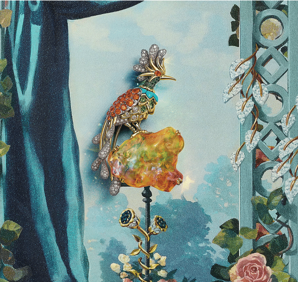 Tiffany Blue Book 2026 Hidden Garden Paradise Bird Watches World Estatua de pavo real ricamente adornada con joyas posada sobre una piedra de color en una escena de jardín con vides y rosas al fondo