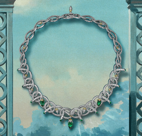 Tiffany Blue Book 2026 Hidden Garden Twin Bud Watches World Collar de diamantes con eslabones entrelazados y lágrimas de color verde esmeralda suspendido sobre un fondo de cielo azul pálido