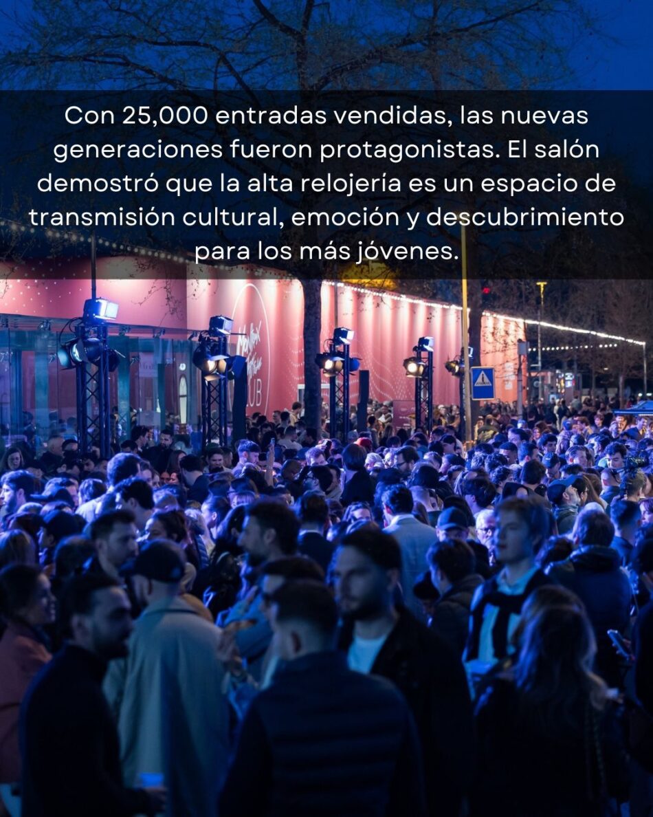 Watches and Wonders Geneva 2026 12 Watches World Watches and Wonders Geneva 2026Gran multitud de personas en un evento nocturno al aire libre con luces azules cartel grande con texto promocional en la parte superior