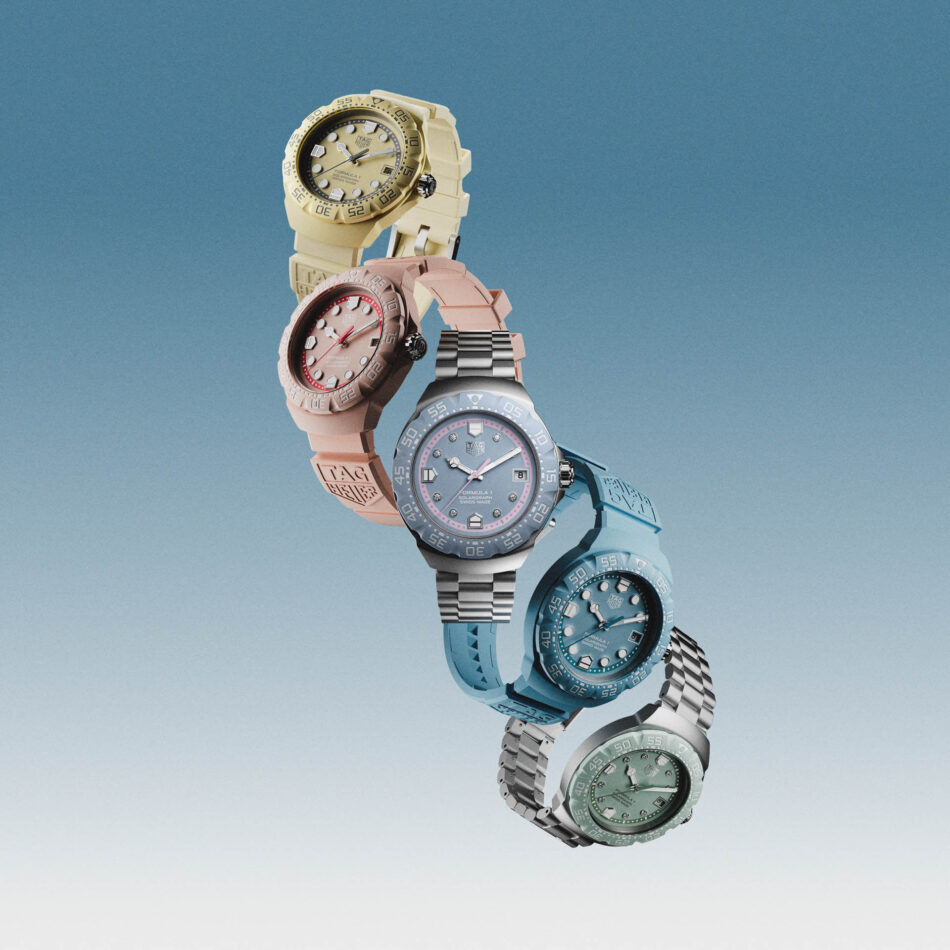 TAG Heuer reinventa el Formula 1 Solargraph con una colección pastel llena de personalidad Watches World Relojes TAG Heuer de colores apilados en diagonal sobre un fondo azul degradado que muestran correas de color amarillo pastel rosa azul y plateado