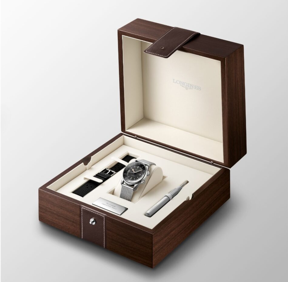 Longines Legend Diver 59 Watches World Longines Legend Diver 59 destaca por su extraordinaria versatilidad estética