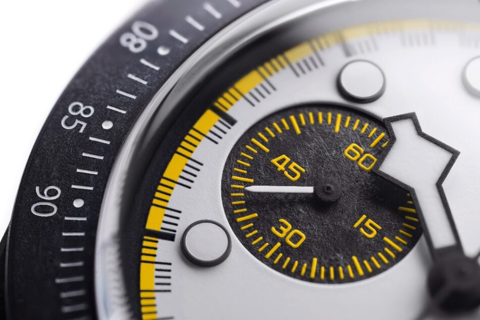 TUDOR Black Bay Chrono Carbon 26 Watches World El contador de 45 minutos a las 3 horas y el pequeño segundero a las 9 horas ofrecen una lectura intuitiva
