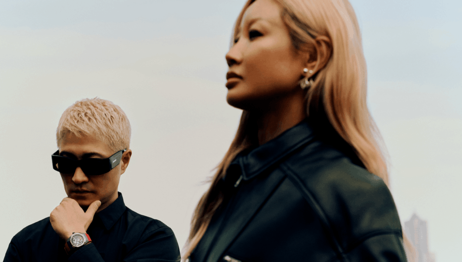 Audemars Piguet Royal Oak Concept Yoon y VerbalAMBUSH Watches World Yoon y Verbal al aire libre Verbal con gafas de sol a la izquierda y Yoon con chaqueta de cuero negra a la derecha