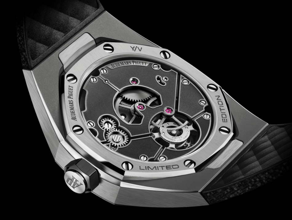 Audemars Piguet Royal Oak Concept Yoon y VerbalATRÁS Watches World Vista trasera esqueletizada de Audemars Piguet Royal Oak Concept Yoon y Verbal en la que se aprecian los engranajes las piedras de color rosa y la caja de metal cepillado lleva las inscripciones Audemars Piguet y LIMITED