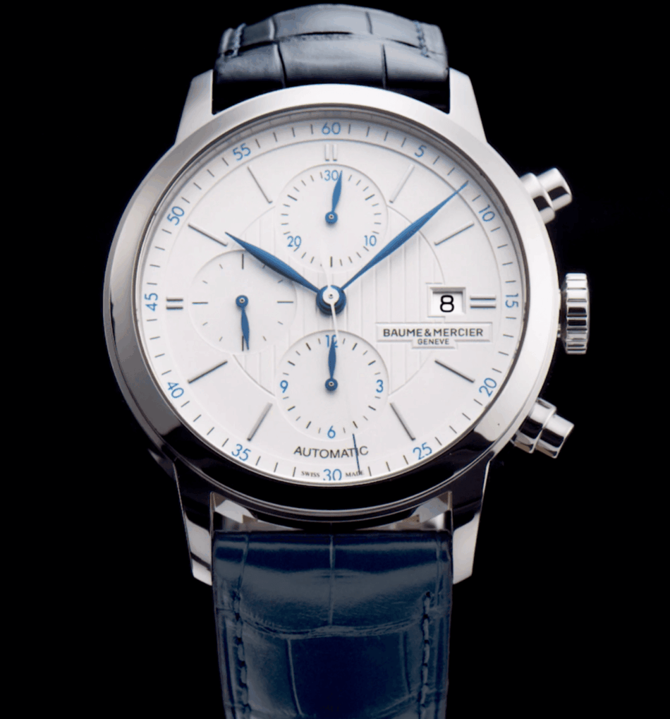 Baume Mercier Classima 10330CARÁTULA FRENTE Watches World Reloj cronógrafo automático de Baume Mercier con esfera blanca manecillas y subesferas azules ventana de fecha situada a las 3h caja de acero inoxidable y correa de piel azul sobre fondo negro