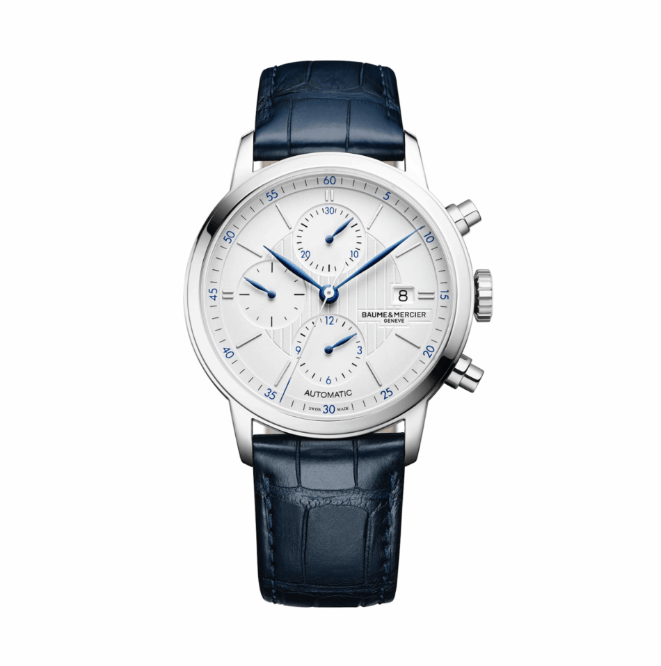 Baume Mercier Classima 10330FONDO BLANCO Watches World Reloj de pulsera automático de Baume Mercier con esfera blanca agujas azules varias subesferas ventana de fecha a las 3h y correa azul sobre fondo blanco