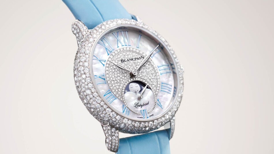 Blancpain presenta Ladybird Colors Diamond Bloom una joya relojera de edición ultra limitada Watches World Primer plano de un reloj de pulsera Blancpain con diamantes incrustados números romanos azules ventana de fases lunares y correa azul