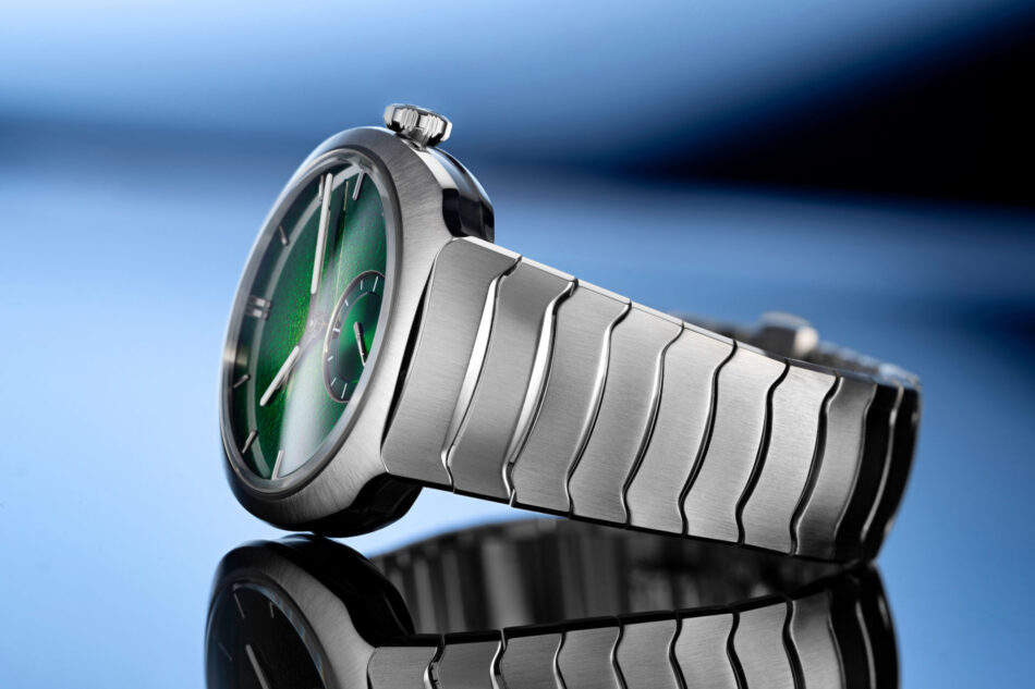 H Moser Streamliner Small Seconds Lime Green DE LADO Watches World Close up of a stainless steel wristwatch with a green textured dial and brushed metal bracelet viewed from the side