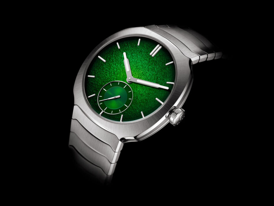 H Moser Streamliner Small Seconds Lime Green FRENTE Watches World Close up of a silver stainless steel watch with a vibrant green textured dial and a small seconds subdial at 6 o'clock