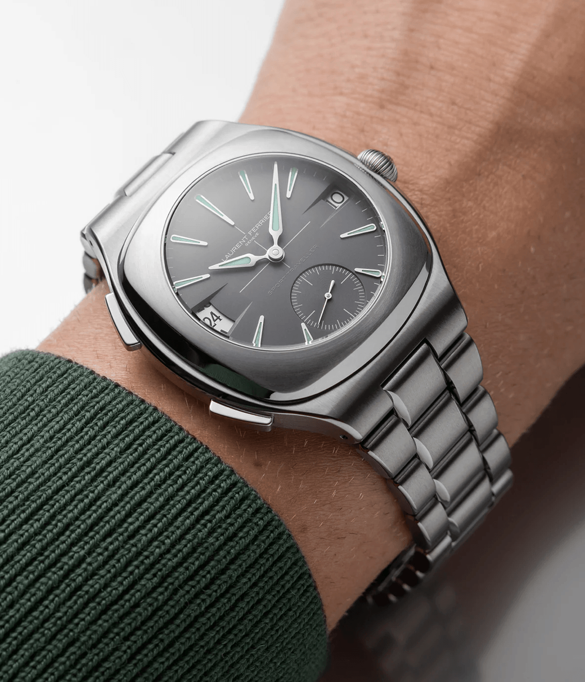 Laurent Ferrier Sport TravellerLIFESTYLE Watches World Sport TRaveller de Laurent Ferrier en una muñeca con una manga verde esfera gris ventana de fecha y subesfera de segundero