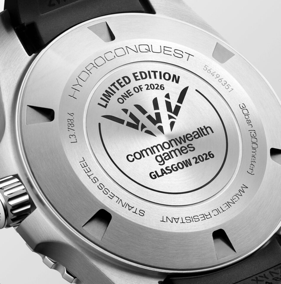 Longines HydroConquest Commonwealth Games 2026CLOSEUP ATRÁS Watches World Primer plano del fondo de la caja de un reloj de acero inoxidable HydroConquest Commonwealth Glasgow 2026 en el que se lee Limited Edition y Commonwealth Games Glasgow 2014 con un logotipo geométrico y el grabado Hydro conquest