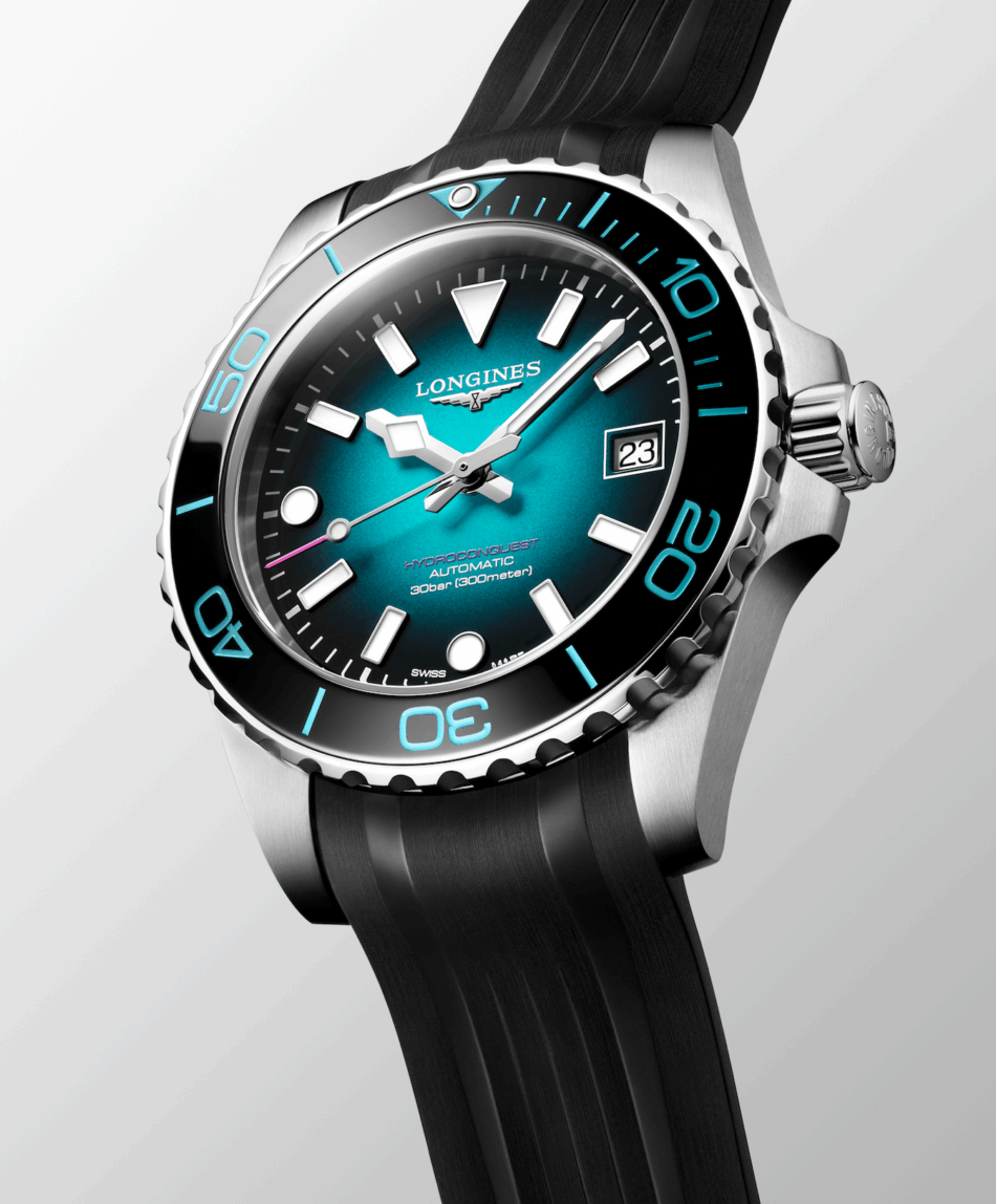 Longines HydroConquest Commonwealth Games 2026FONDO BLANCO Watches World Primer plano de un reloj de buceo Longines HydroConquest con esfera turquesa bisel negro y indicador de fecha a las 3 en punto con correa negra