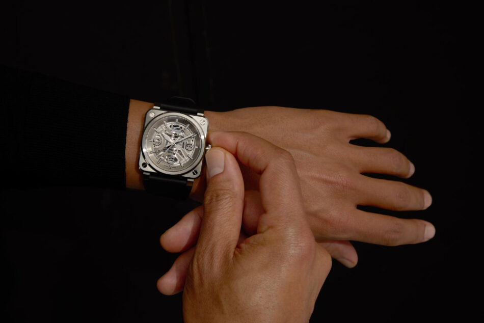 BR03 Skeleton Steel Watches World La delgadez es clave permite que el BR 03 Skeleton Steel se deslice fácilmente bajo el puño de una camisa o un saco