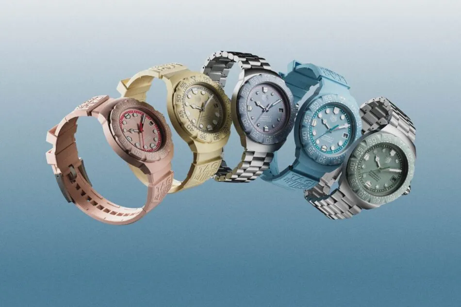 Fila de seis relojes TAG Heuer en rosa, oro rosa, oro, plata, azul y verde sobre un fondo degradado azul.