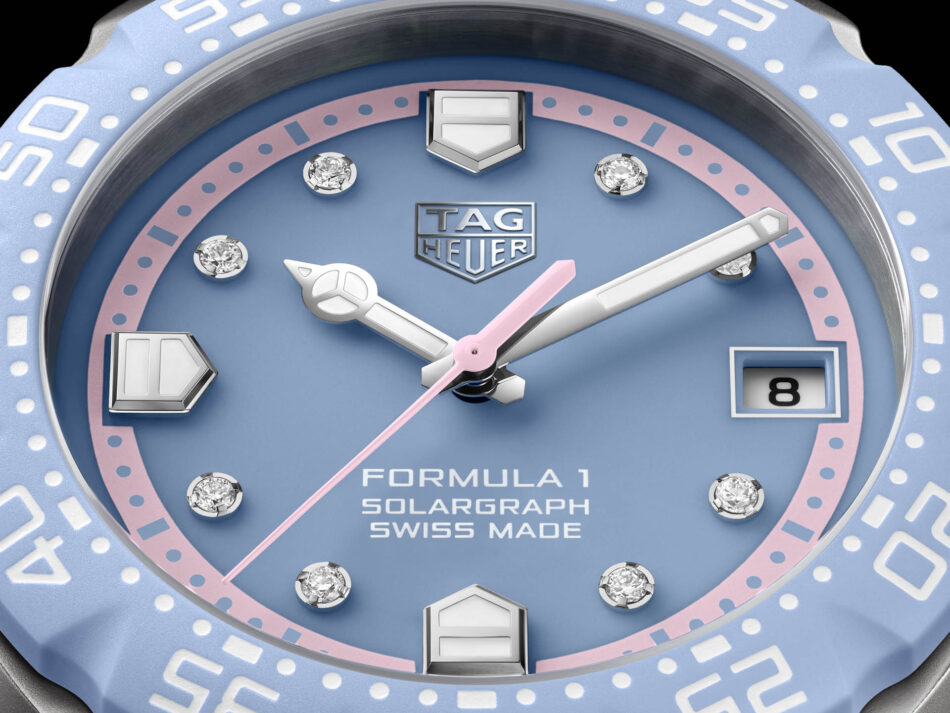 TAG Heuer Formula 1 Solargraph 38mm Pastel diamonds blue Watches World Primer plano del reloj TAG Heuer Formula 1 con esfera azul anillo rosa marcadores de diamantes y ventana de fecha que muestra 8