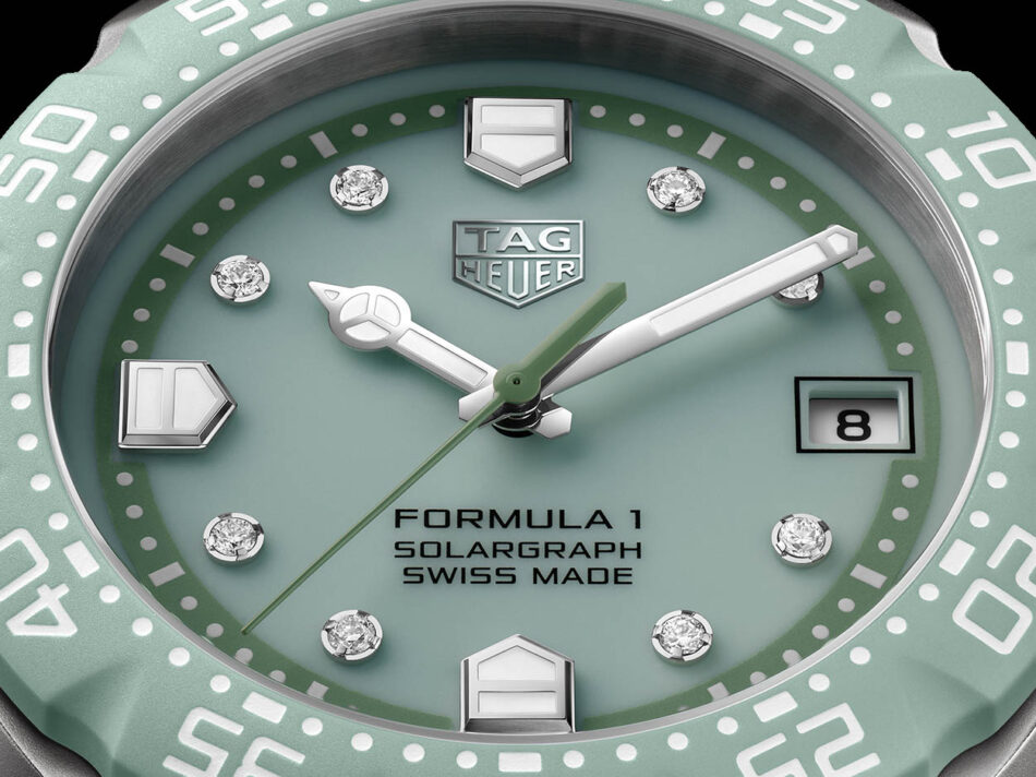 TAG Heuer Formula 1 Solargraph 38mm Pastel with diamonds Watches World Primer plano de un reloj TAG Heuer Formula 1 Solargraph verde menta con marcadores de diamantes y fecha visible a las 8