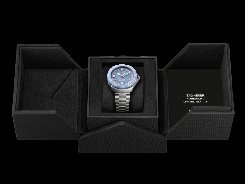 estuche TAG Heuer Formula 1 Solargraph 38mm Pastel Watches World Estuche del TAG Heuer Formula 1 Solargraph azul pastel con índices de diamantes y brazalete de acero