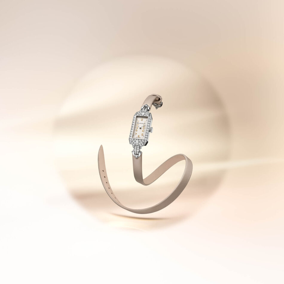 El reloj secreto de Marilyn Monroe inspira la nueva colección Ladybird Tribute de Blancpain Watches World Reloj de pulsera rectangular para mujer adornado con diamantes y con una correa de color beige claro que destaca sobre un fondo con un cálido degradado