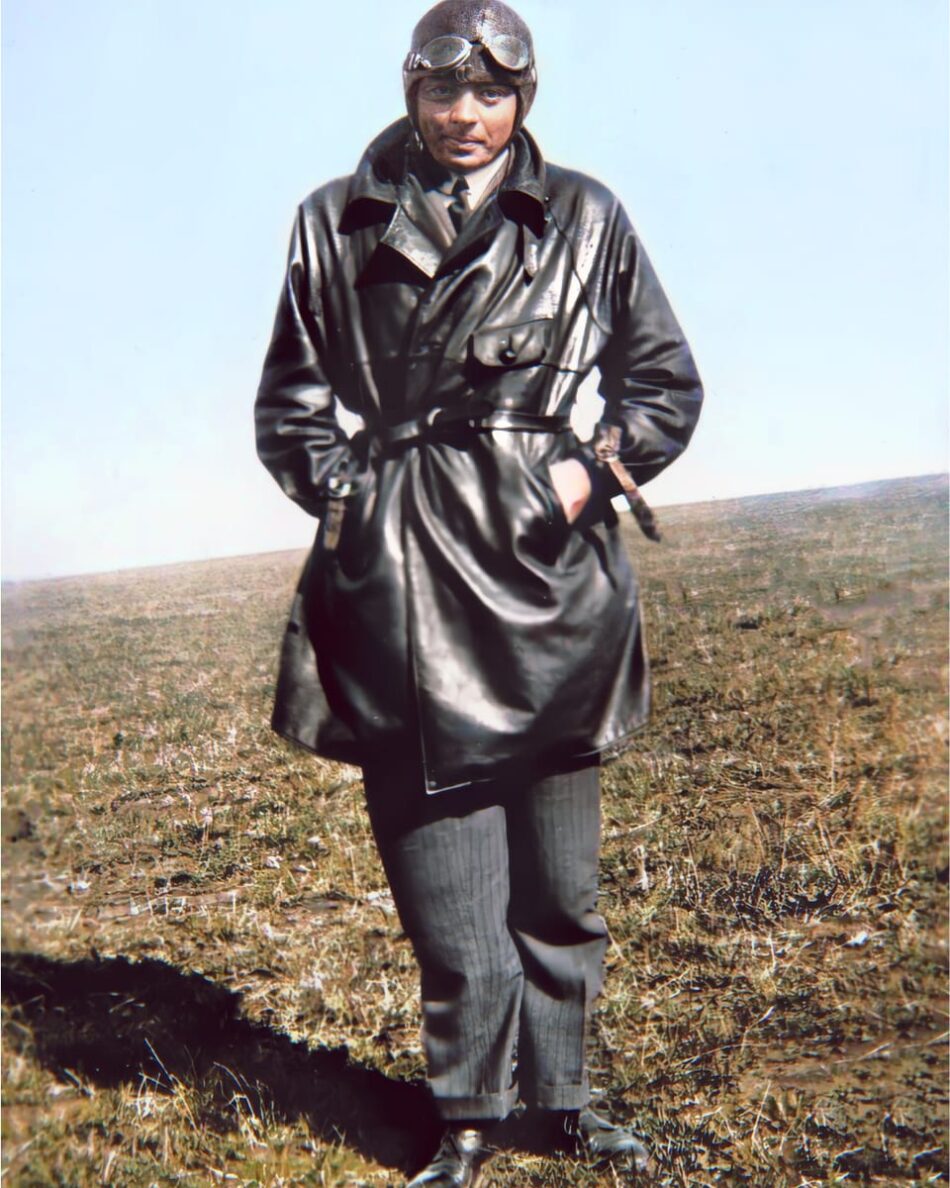 Antoine de SaintExupéry con uniforme de piloto Watches World Antoine de Saint Exupéry con uniforme de piloto