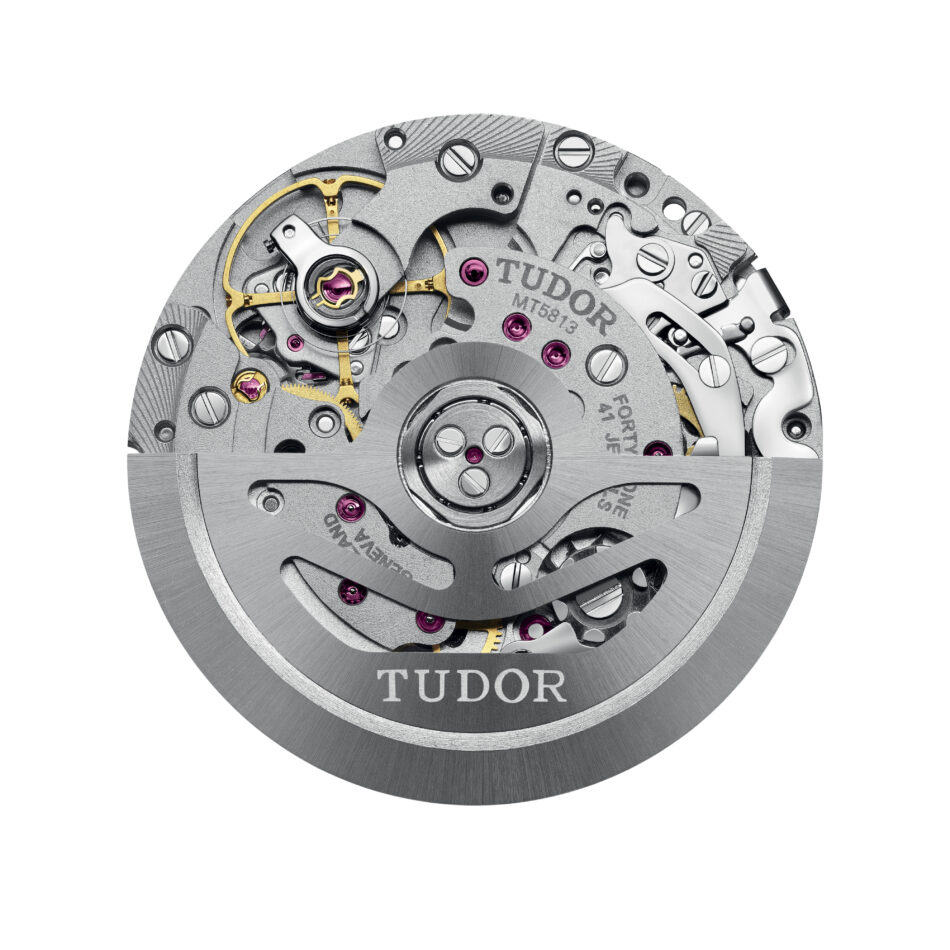 Black Bay Chrono 39 BumblebeeM79310NMT5813BGW Watches World Primer plano del mecanismo de un reloj Tudor en el que se aprecian los engranajes los tornillos y las piedras preciosas de color morado