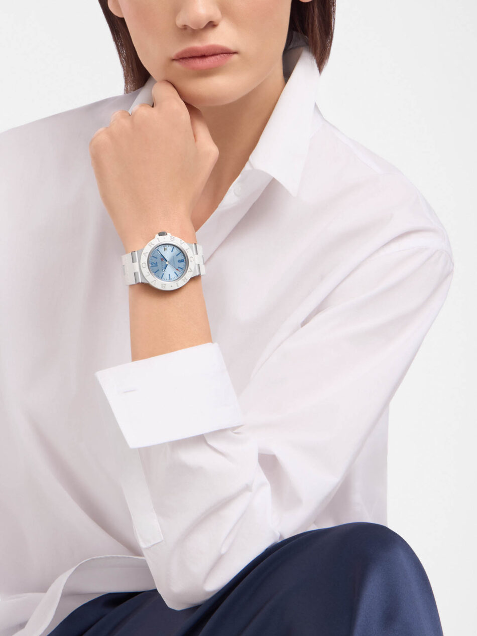 Bvlgari Bvlgari Aluminium2 Watches World Vista en la muñeca femenina del reloj deportivo de lujo Bvlgari Bvlgari Aluminium en color azul