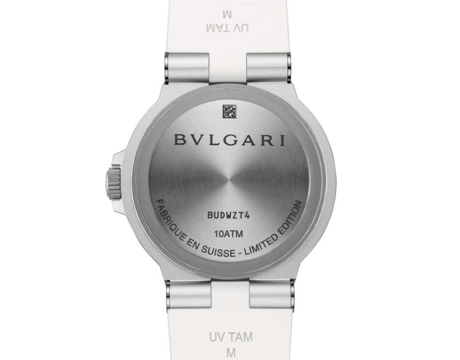 Bvlgari Bvlgari Aluminium3 Watches World Parte trasera de un reloj Bulgari de edición limitada de plata en la que se aprecia el grabado BVLGARI y textos en el borde como LIMITED EDITION y 10ATM en el fondo de la caja de metal cepillado