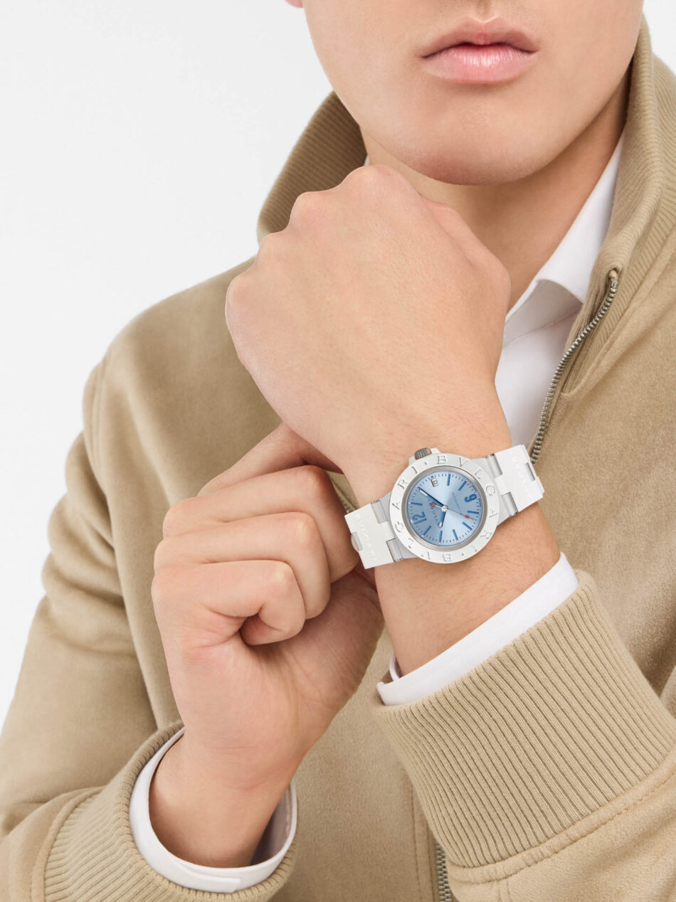 Bvlgari Bvlgari Aluminium4 Watches World Vista en la muñeca masculina del reloj deportivo de lujo Bvlgari Bvlgari Aluminium en color azul