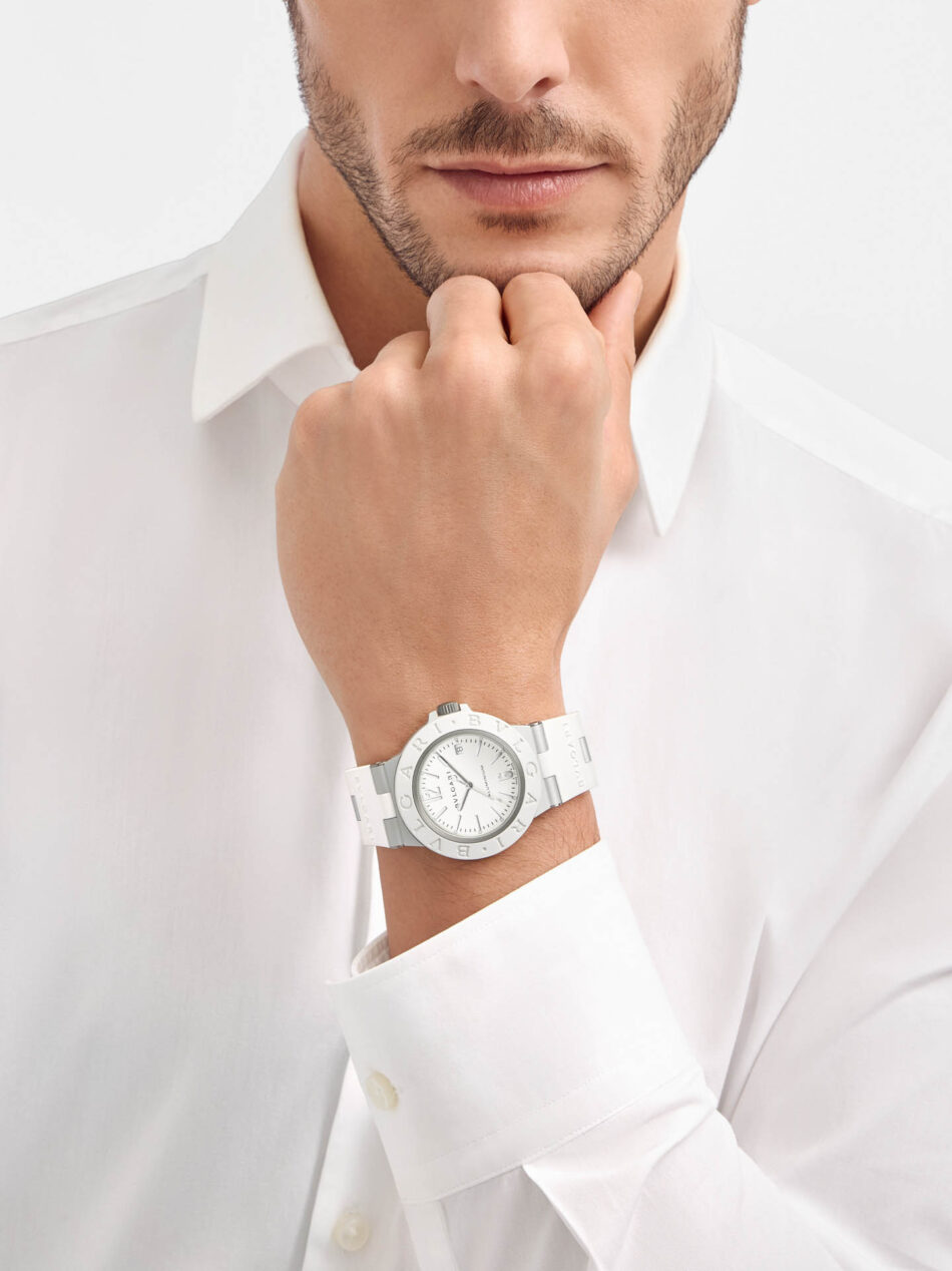 Bvlgari Bvlgari Aluminium7 Watches World Vista en la muñeca masculina del reloj deportivo de lujo Bvlgari Bvlgari Aluminium en color blanco