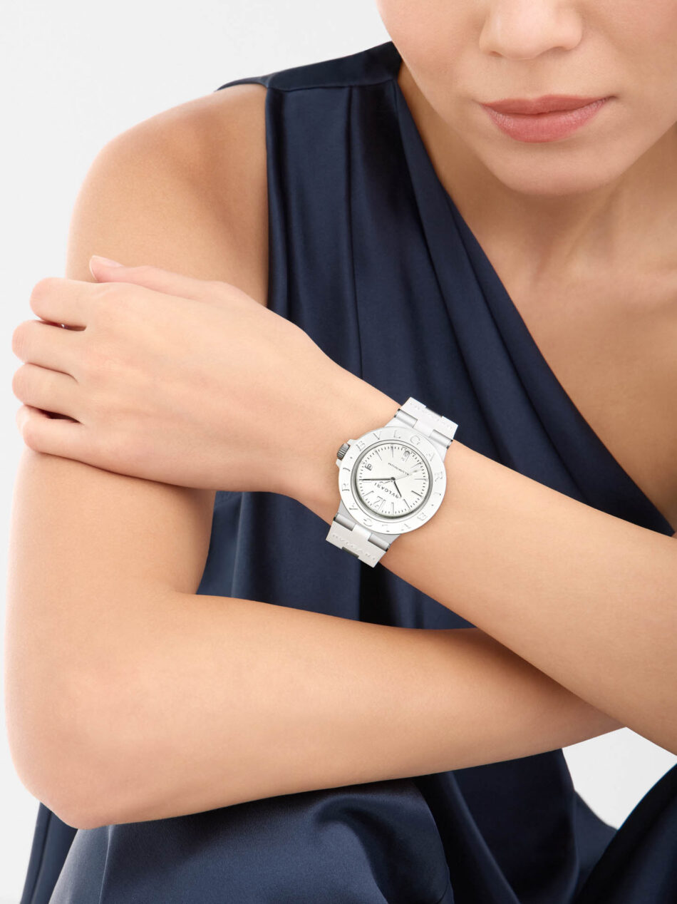 Bvlgari Bvlgari Aluminium8 Watches World Vista en la muñeca femenina del reloj deportivo de lujo Bvlgari Bvlgari Aluminium en color blanco