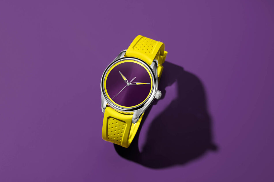 H Moser Cie rompe esquemas con el nuevo Pioneer Centre Seconds Sun Berry Watches World Reloj con correa de silicona amarilla y carátula morada sobre una superficie morada brillante