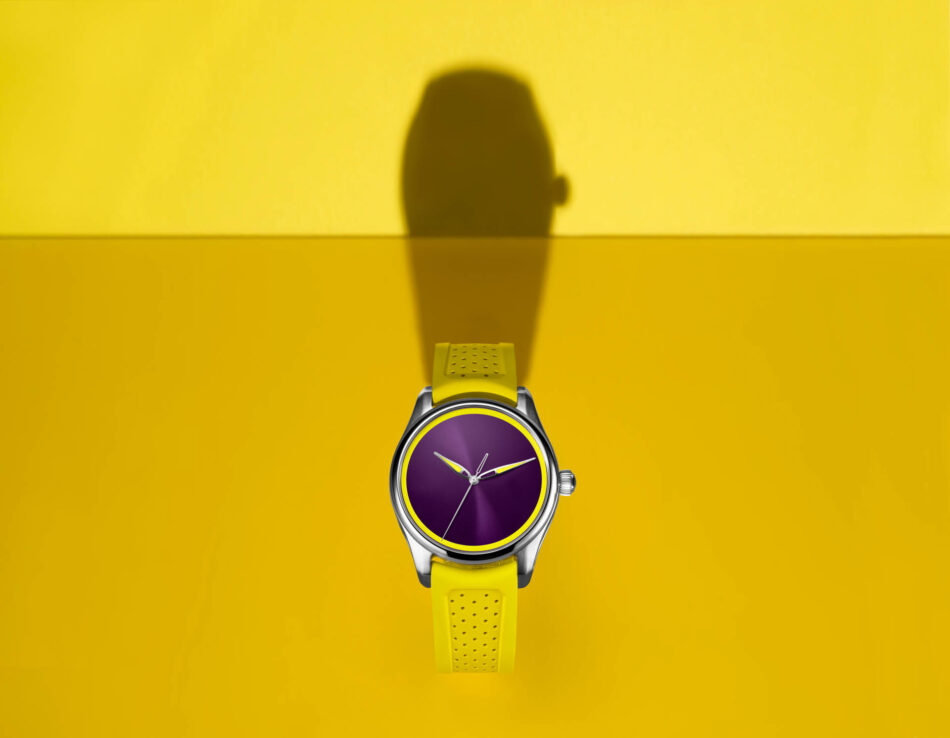 H Moser Cie rompe esquemas con el nuevo Pioneer Centre Seconds Sun Berry Watches World Reloj con correa de silicona amarilla y carátula morada sobre una superficie morada brillante