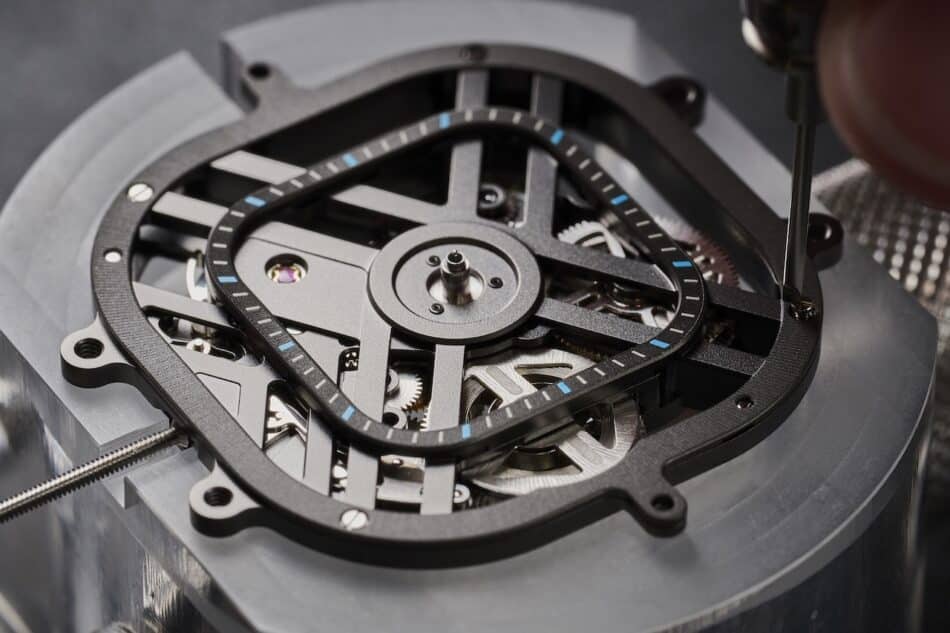 HermesH08SquelettecopyrightDavidMarchon10 copy Watches World Primer plano del montaje del mecanismo del H08 Squelette de Hermes en el que se ven los engranajes y el destornillador de un técnico en pleno trabajo