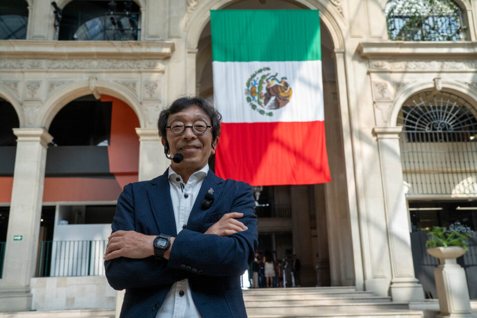 IBE GSHOCK13 Watches World Kikuo Ibe sostiene un reloj G Shock durante su visita a México