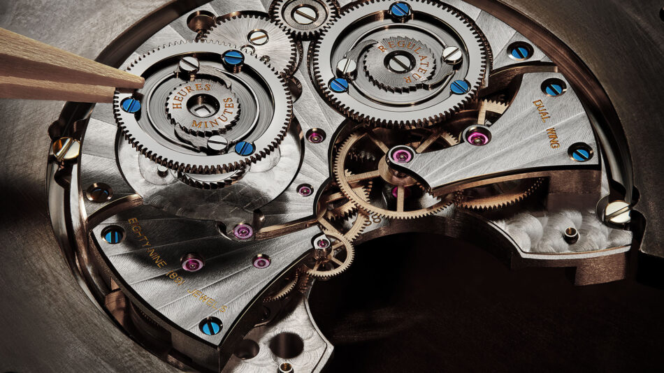 JaegerLeCoultre Duometre Heliotourbillon PerpetualCALIBRE 388 ATRAS Watches World Primer plano de engranajes entrelazados y rubíes rojos y morados en el interior del mecanismo de un reloj mecánico con tornillos azules