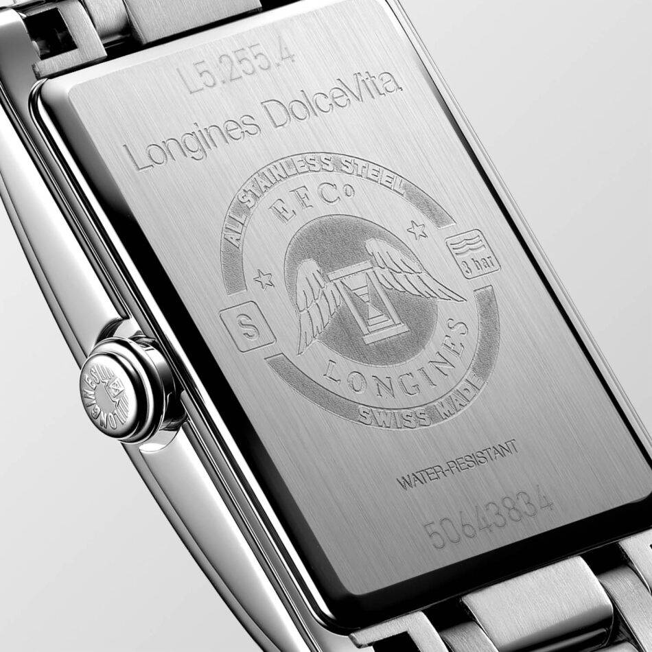 L52554706DRback Watches World Primer plano del fondo de un reloj Longines de acero inoxidable con el logotipo y el número de serie grabados