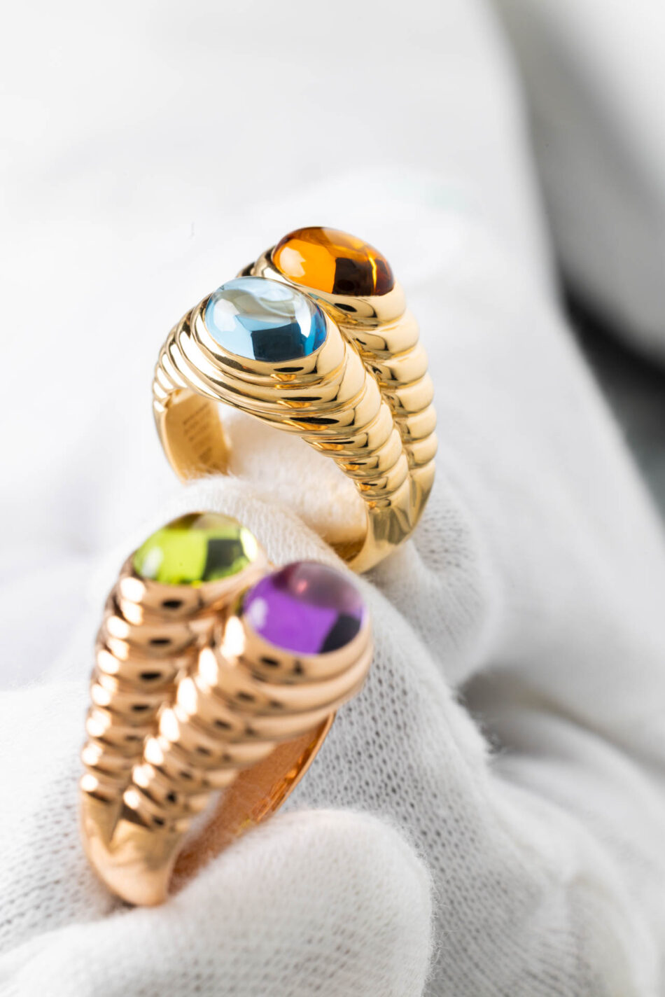 Making of Bvlgari Colors1 Watches World Anillo de oro en forma de espiral con un cabujón azul engastado en una mano enguantada
