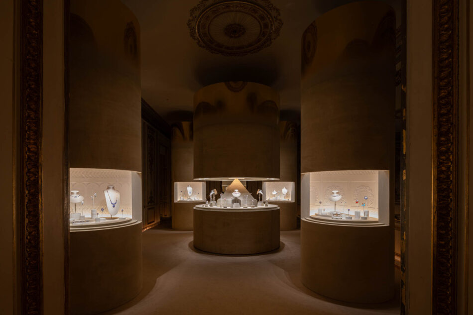 MARCADÉ Event Watches World Vitrinas mostrando selección de joyas inspiradas en la simbología cromática del Antiguo Egipto