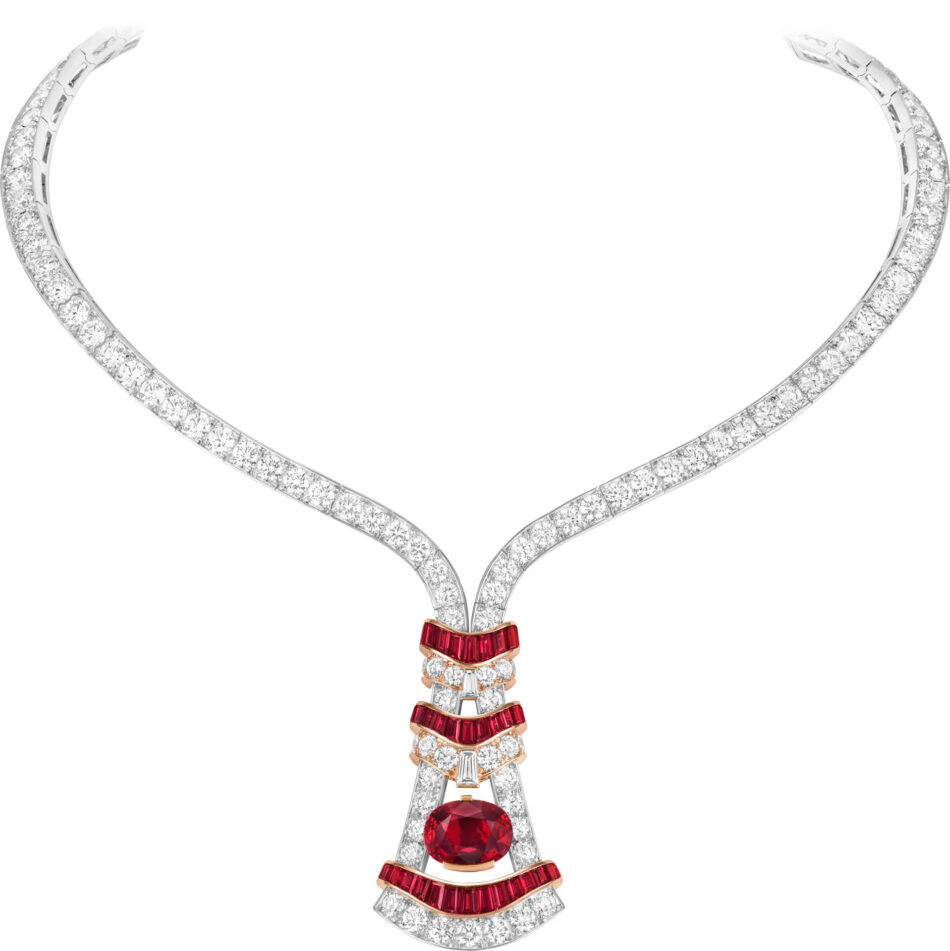Fascinating Egypt Van Cleef Arpels reinterpreta la magia del mundo faraónico Watches World Collar con diamantes incrustados con una piedra preciosa roja como pieza central y eslabones curvos de oro blanco rodeados de diamantes en pavé