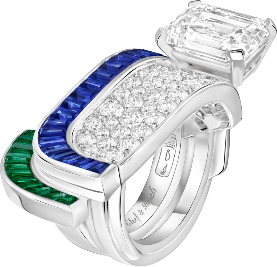 Fascinating Egypt Van Cleef Arpels reinterpreta la magia del mundo faraónico Watches World Primer plano de un anillo de platino con un gran diamante de talla rectangular engastado con garras rodeado de diamantes en pavé con una banda de piedras azules de talla baguette y un detalle decorativo de talla baguette verde