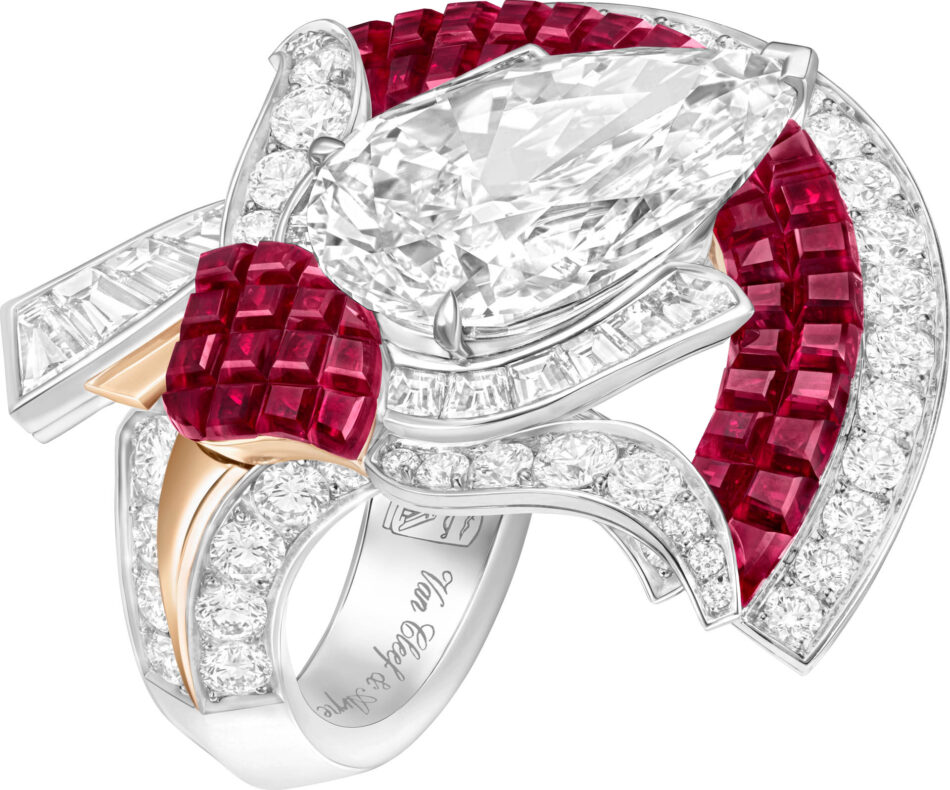 Fascinating Egypt Van Cleef Arpels reinterpreta la magia del mundo faraónico Watches World Primer plano de un anillo de platino con un gran diamante central rodeado de diamantes en pavé y detalles de piedras preciosas rojas en el aro