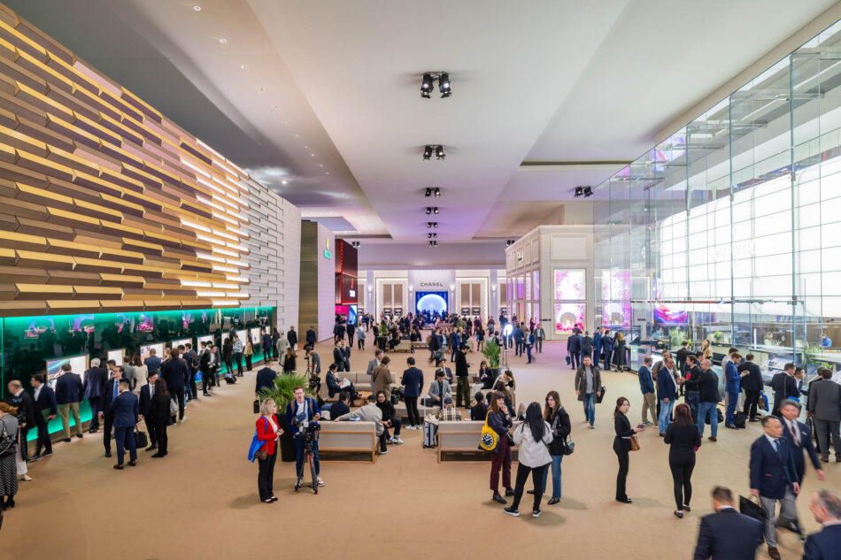 SUISSE SALON WATCHES AND WONDERS GENEVA 2025 Watches World Un concurrido recinto ferial repleto de profesionales que recorren los stands y las exposiciones con los escaparates de Chanel visibles a lo lejos