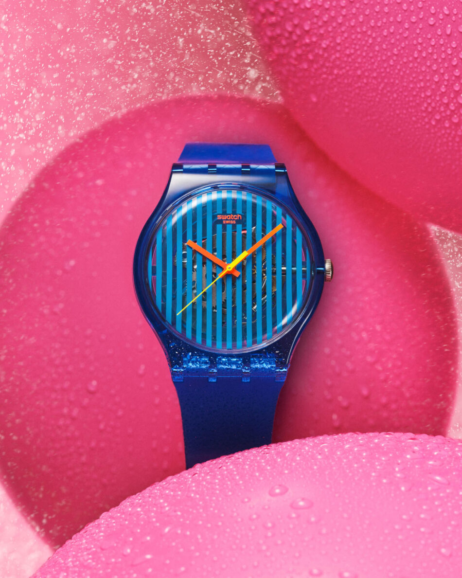 La nueva colección Swatch SMASH IT apuesta por colores intensos y diseño audaz Watches World Blue wristwatch with orange hands resting on a pink dotted background