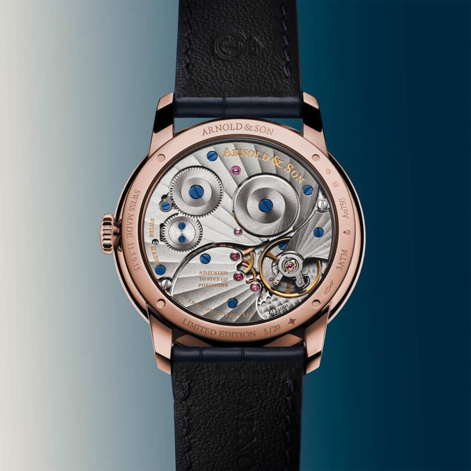 HM London Skyline la edición limitada de Arnold Son que celebra 260 años de historia Watches World Caja de reloj Arnold Son en oro rosa con engranajes a la vista y correa de piel negra sobre un fondo degradado que resalta los detalles del mecanismo