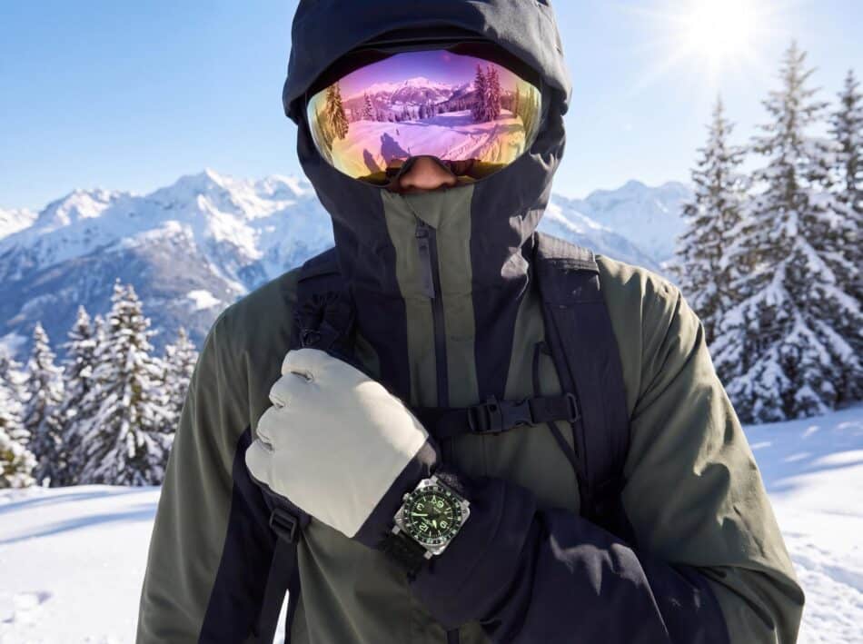 BR03 GMT LUM Exterieur montagne Watches World Bell Ross BR 03 GMT Green Lum